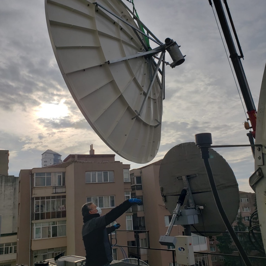 Positioning a dish during a rooftop installation in Istanbul